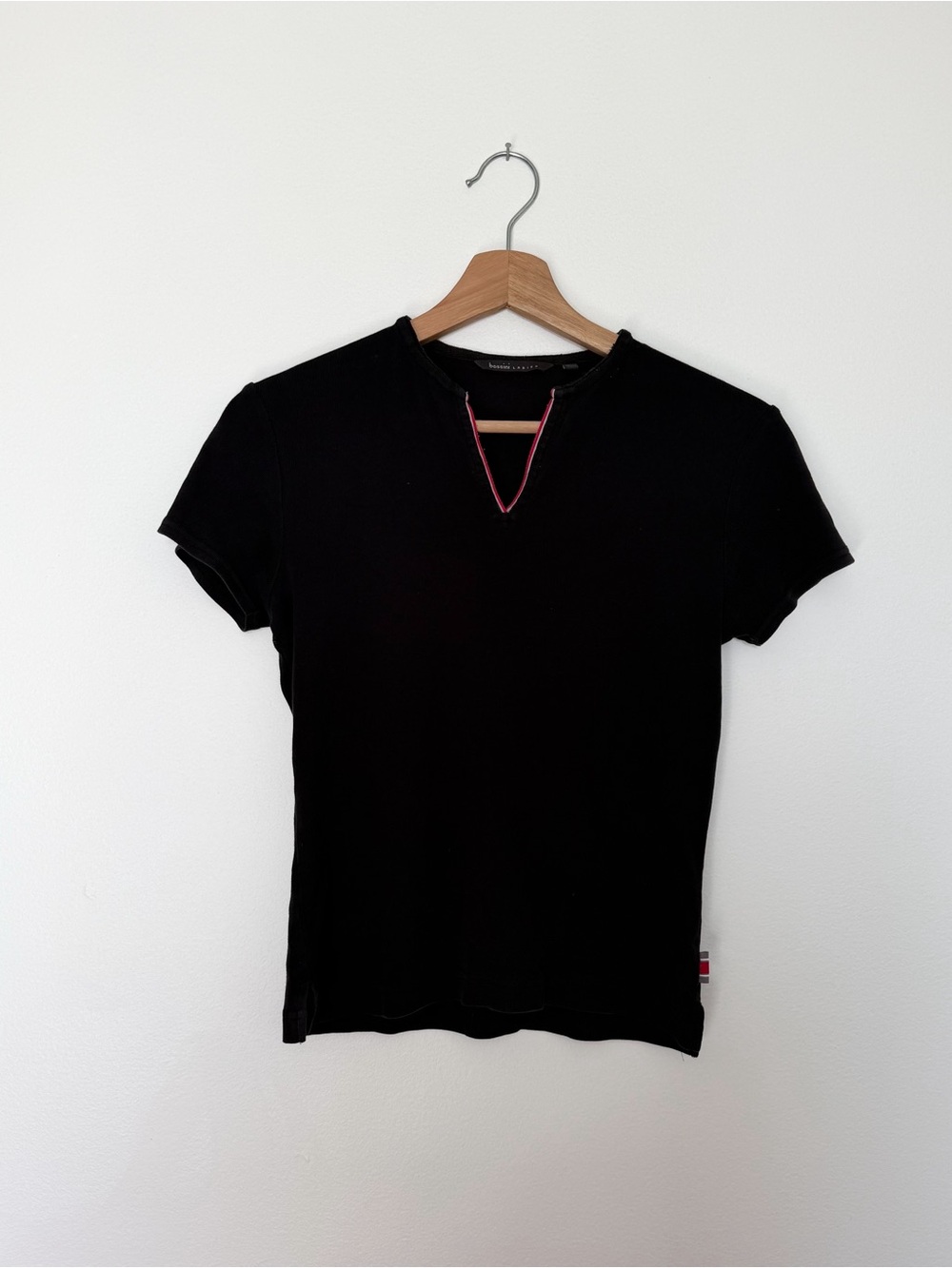 Cute Black Short-Sleeve Baby Tee with Red Striped V-Notch Detail